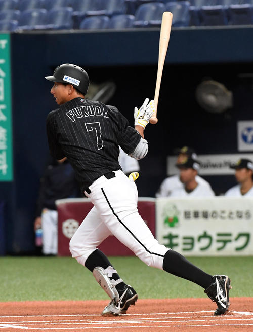 1回表ロッテ無死、福田秀平は右前打を放つ（撮影・前岡正明）
