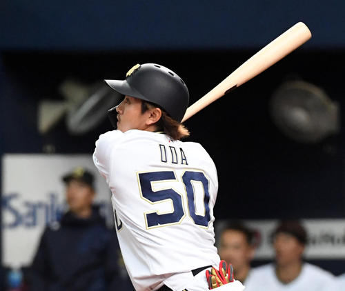 2回裏オリックス2死、小田裕也は中越え本塁打を放つ（撮影・前岡正明）