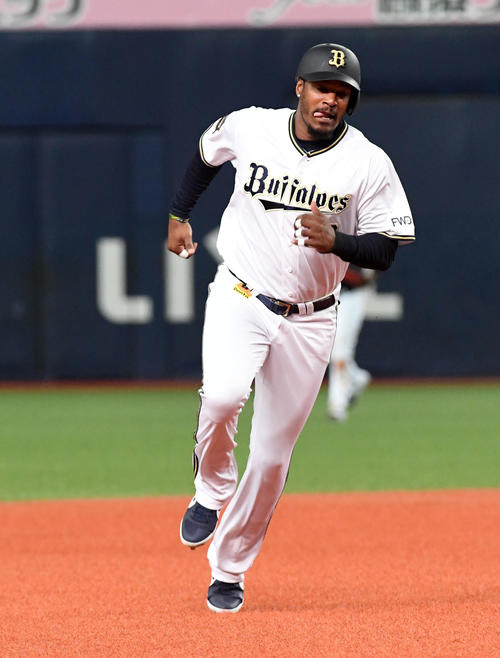 4回裏オリックス2死一、三塁、T－岡田の遊撃適時内野安打で三塁に進むアダム・ジョーンズ（撮影・前岡正明）