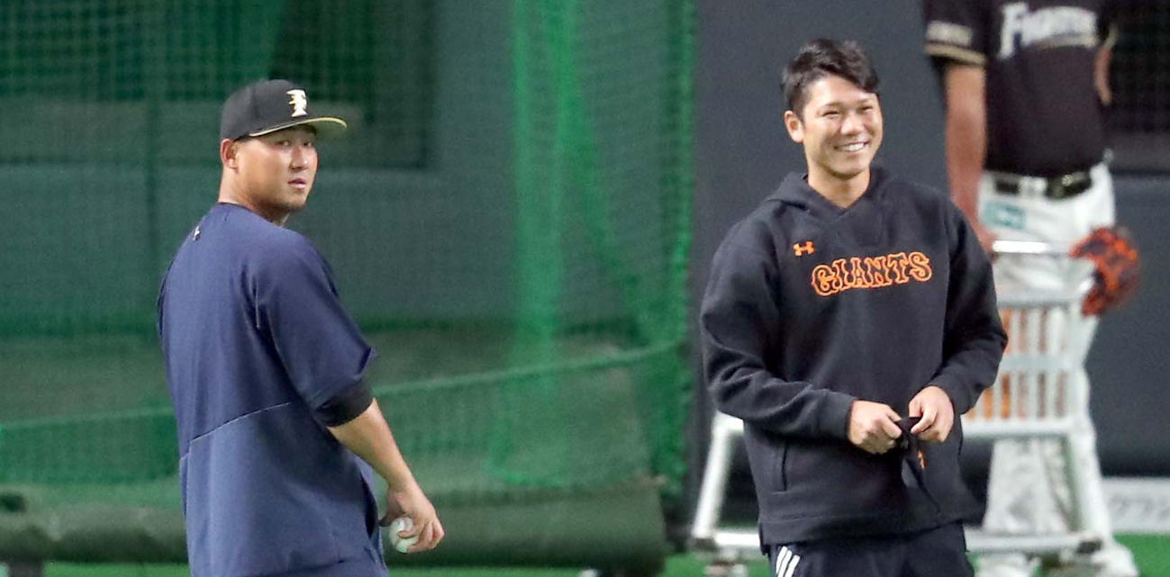 日本ハム対巨人　試合前、談笑する日本ハム中田（左）と巨人坂本（撮影・佐藤翔太）