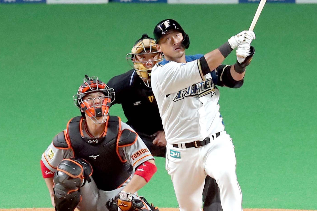 日本ハム対巨人　4回裏日本ハム2死、中田は先制となる左越えソロ本塁打を放つ（撮影・佐藤翔太）