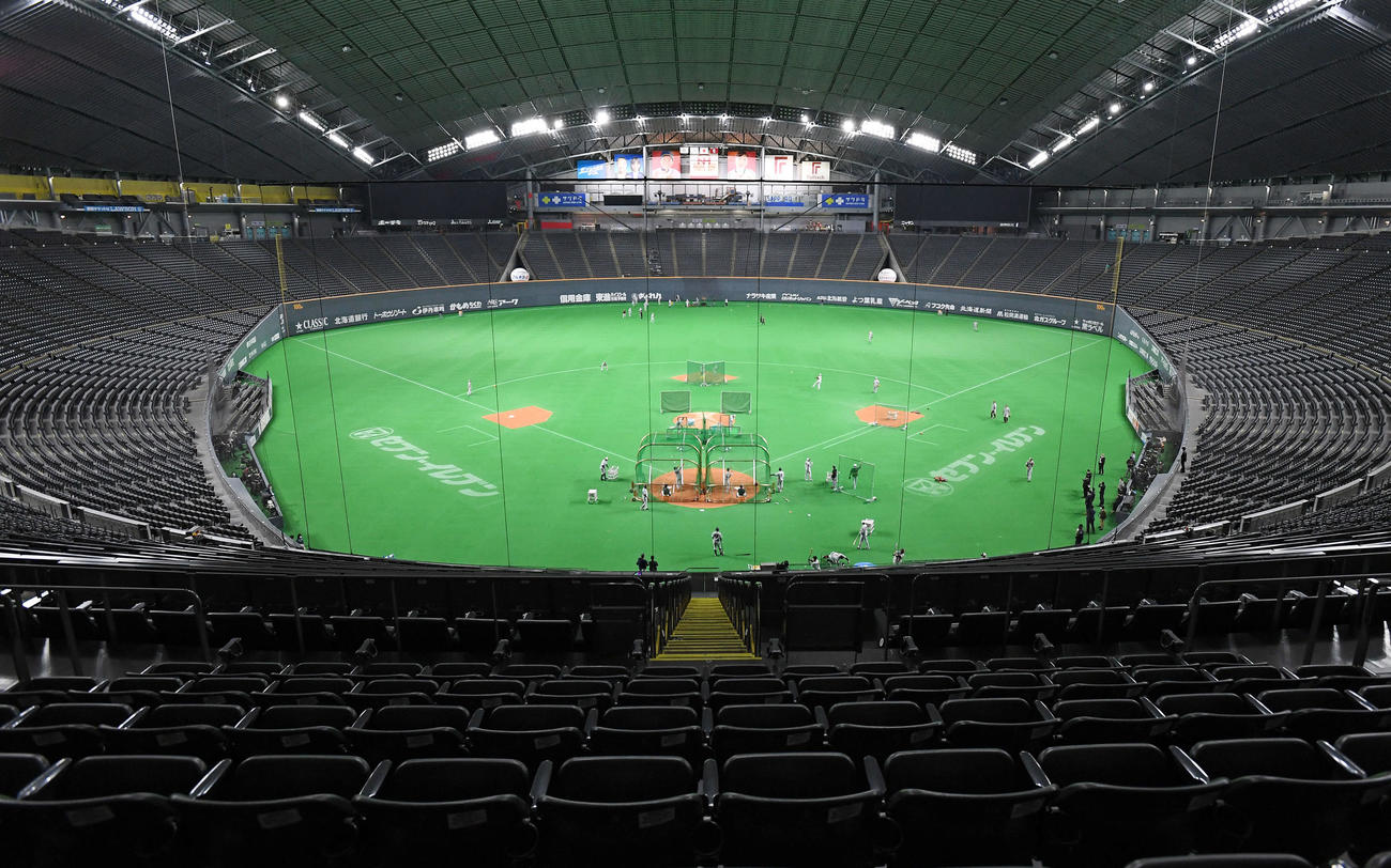 試合開始前、通常であれば観客が入場する午後4時を過ぎても空席のままの札幌ドームで練習をする巨人ナイン（撮影・加藤諒）