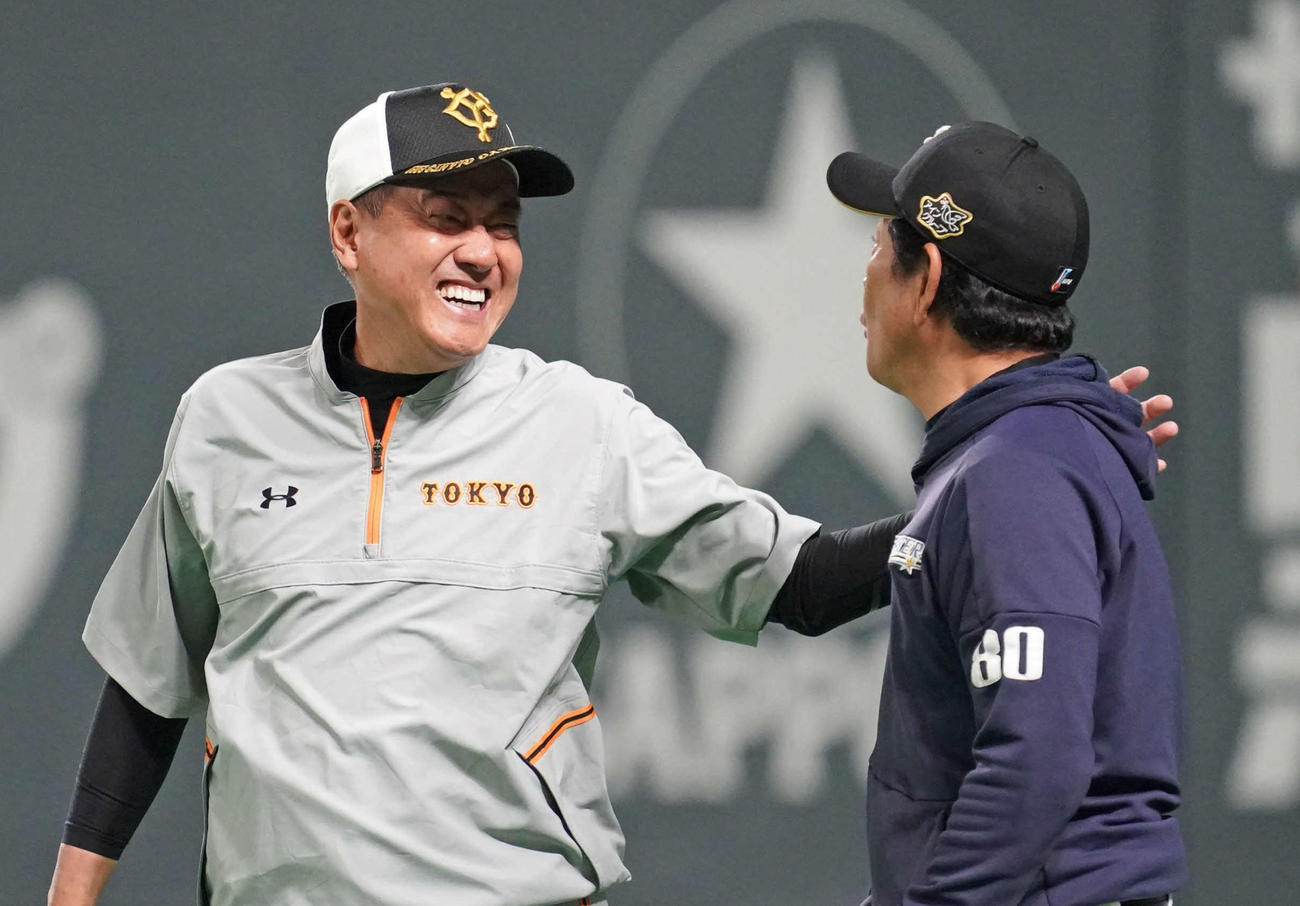 試合開始前、グラウンドで談笑する巨人原監督（左）と日本ハム栗山監督（撮影・加藤諒）