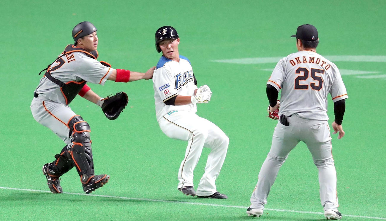 日本ハム対巨人　3回裏日本ハム1死二、三塁、西川の遊ゴロで飛び出してしまい走塁死する王柏融（中央）（撮影・佐藤翔太）