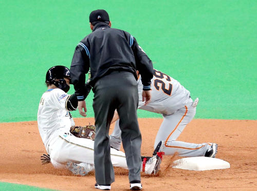 日本ハム対巨人　3回裏日本ハム1死二、三塁、二塁に向かうも二塁でタッチアウトになる西川（撮影・佐藤翔太）