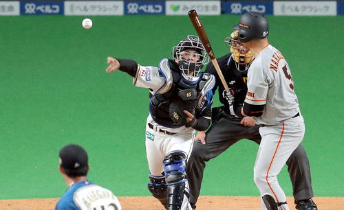 日本ハム対巨人　7回表巨人無死一塁、増田大の盗塁を阻止する日本ハム梅林（撮影・佐藤翔太）