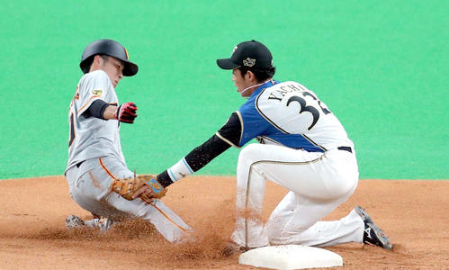 日本ハム対巨人　7回表巨人無死一塁、盗塁を失敗する増田大（撮影・佐藤翔太）