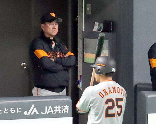 日本ハム対巨人　8回表巨人1死一、二塁、ベンチで険しい表情の原監督。右手前は三振に終わりベンチに戻る岡本（撮影・佐藤翔太）
