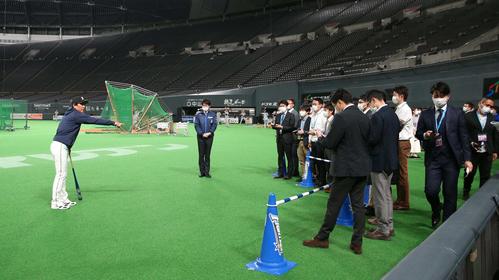 日本ハム対巨人　報道陣と距離をとって話す栗山監督（撮影・黒川智章）