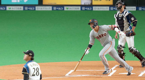 日本ハム対巨人　1回表巨人1死、坂本は二塁打を放つ。投手は日本ハム河野（撮影・佐藤翔太）