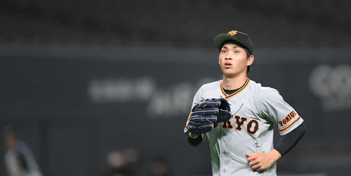 日本ハム対巨人　2回まで無失点に抑え、笑顔でベンチに引き揚げる巨人先発の高橋（撮影・加藤諒）