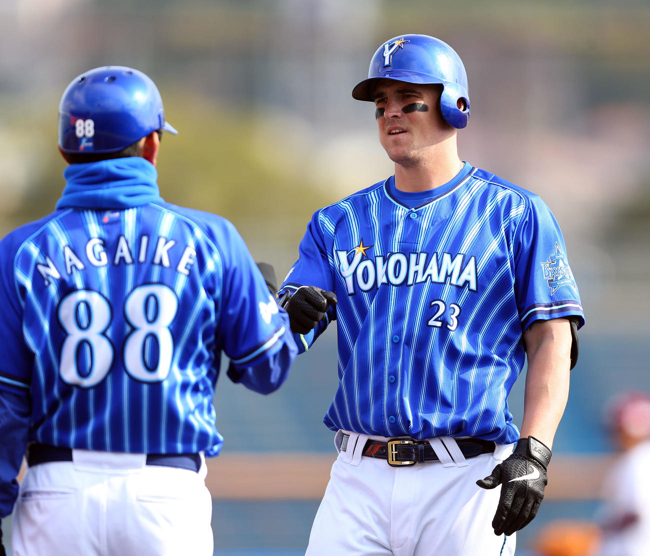 楽天対DeNA　5回表DeNA2死、左前打を放ち、グータッチするオースティン（右）（撮影・大野祥一）