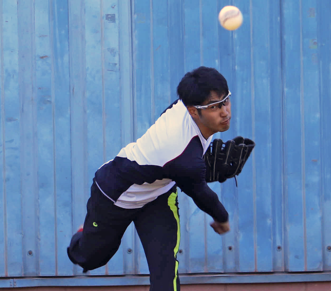 合同自主トレ初日に臨み、ブルペンで投球するBC神奈川・杉浦（撮影・湯本勝大）