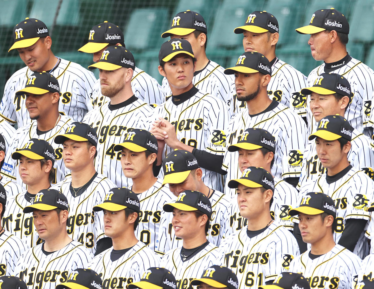 甲子園で集合写真の撮影を行う阪神藤浪（中央）ら選手たち（撮影・清水貴仁）