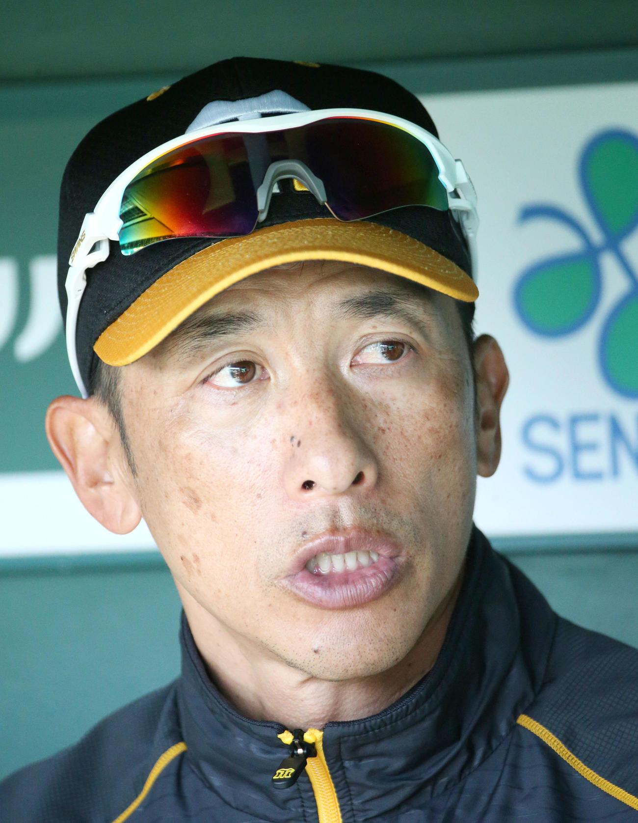 ベンチで報道陣に話す矢野監督（撮影・上山淳一）