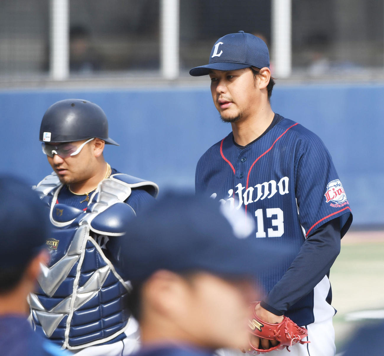 プロ野球オープン戦　中日対西武　4回裏中日攻撃終了、森と話しながらベンチへ戻る高橋光成（撮影・森本幸一）