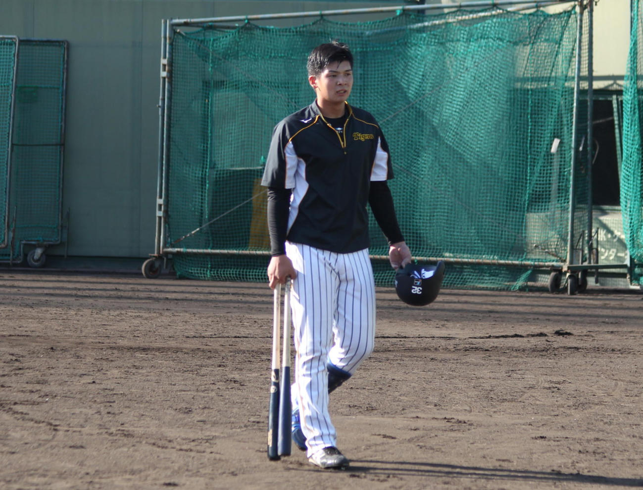 フリー打撃を終えて引き揚げる阪神井上