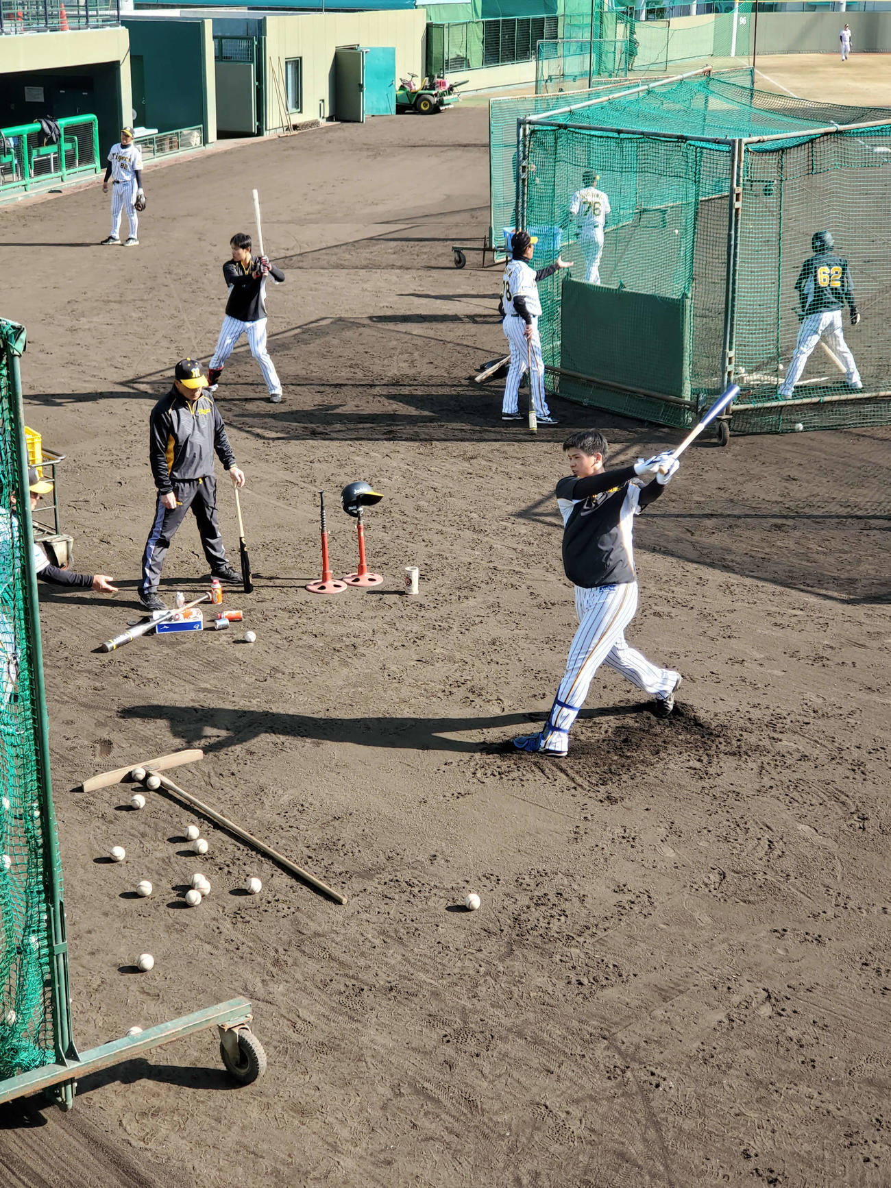 阪神井上は豪快なティー打撃を行う。隣はチェックする和田TA