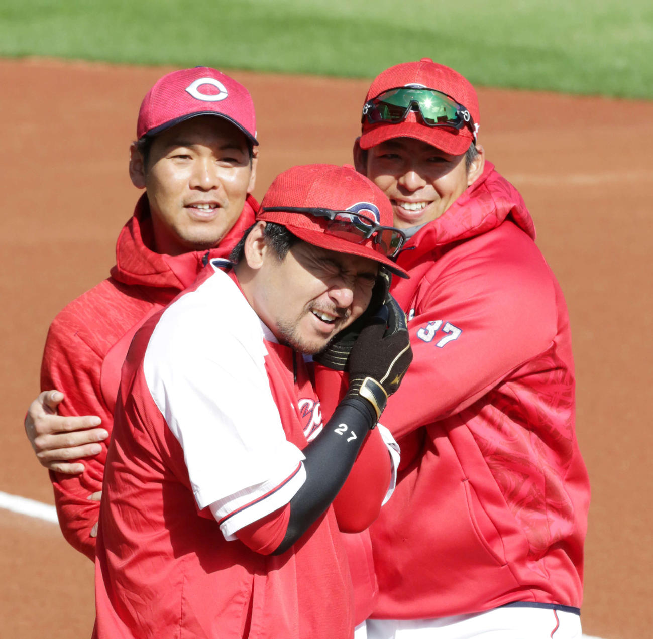 練習前、会沢（中央）は野間（右）らとじゃれ合う（撮影・加藤孝規）