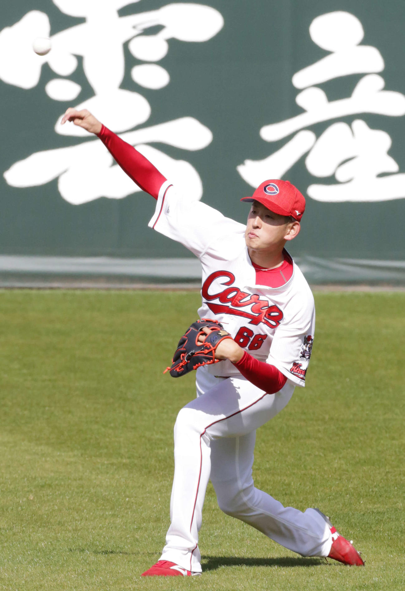 阪神戦に向けてキャッチボールする遠藤（撮影・加藤孝規）
