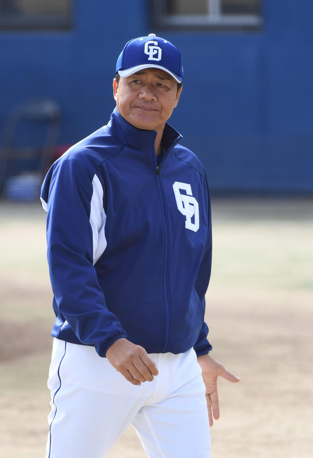中日対西武　6回裏中日攻撃終了、選手交代を告げベンチへ戻る与田監督（撮影・森本幸一）