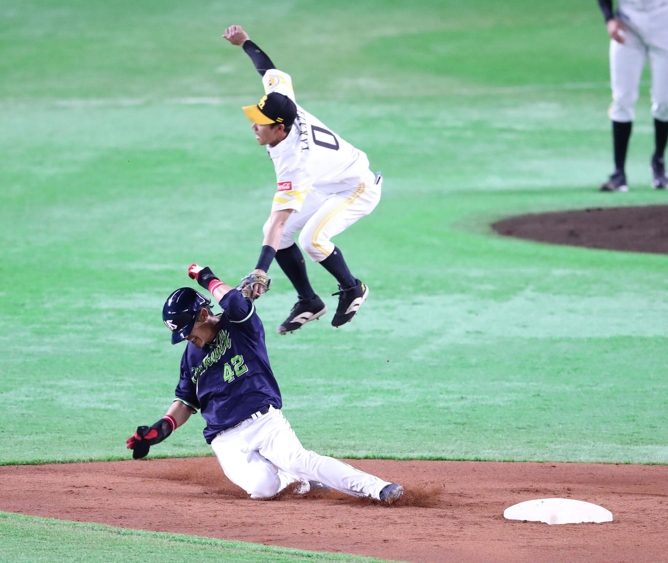 ソフトバンク対ヤクルト　3回表ヤクルト2死一塁、打者・吉田大のとき一塁走者の坂口は二盗成功（撮影・梅根麻紀）