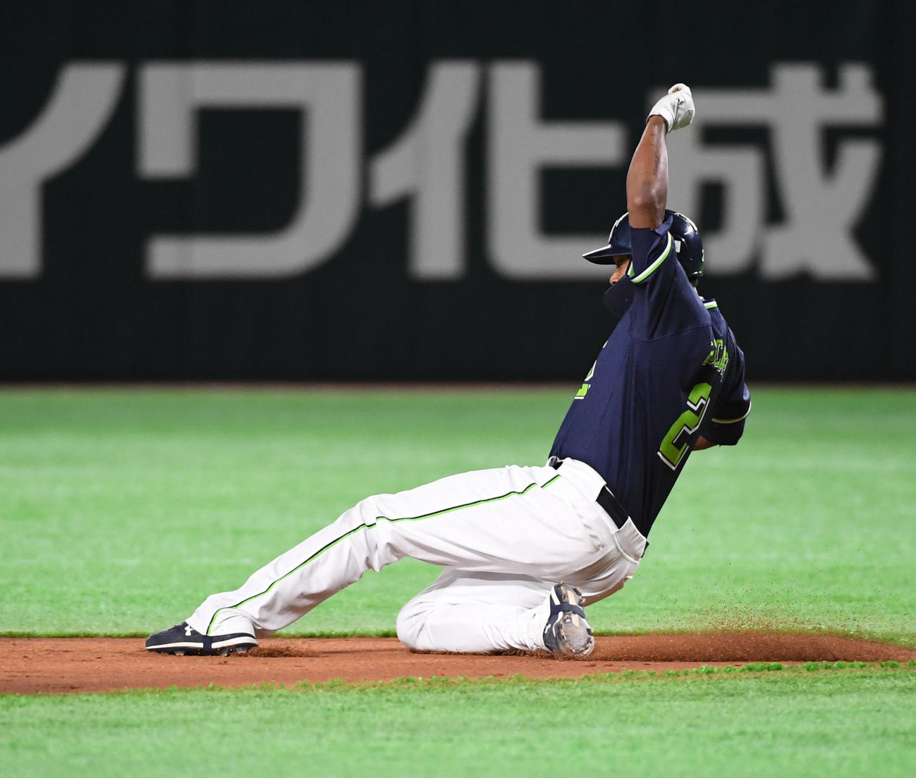 ソフトバンク対ヤクルト　2回表ヤクルト1死一塁、塩見が三振に倒れる間、一塁走者のエスコパーは二塁盗塁を決める（撮影・今浪浩三）