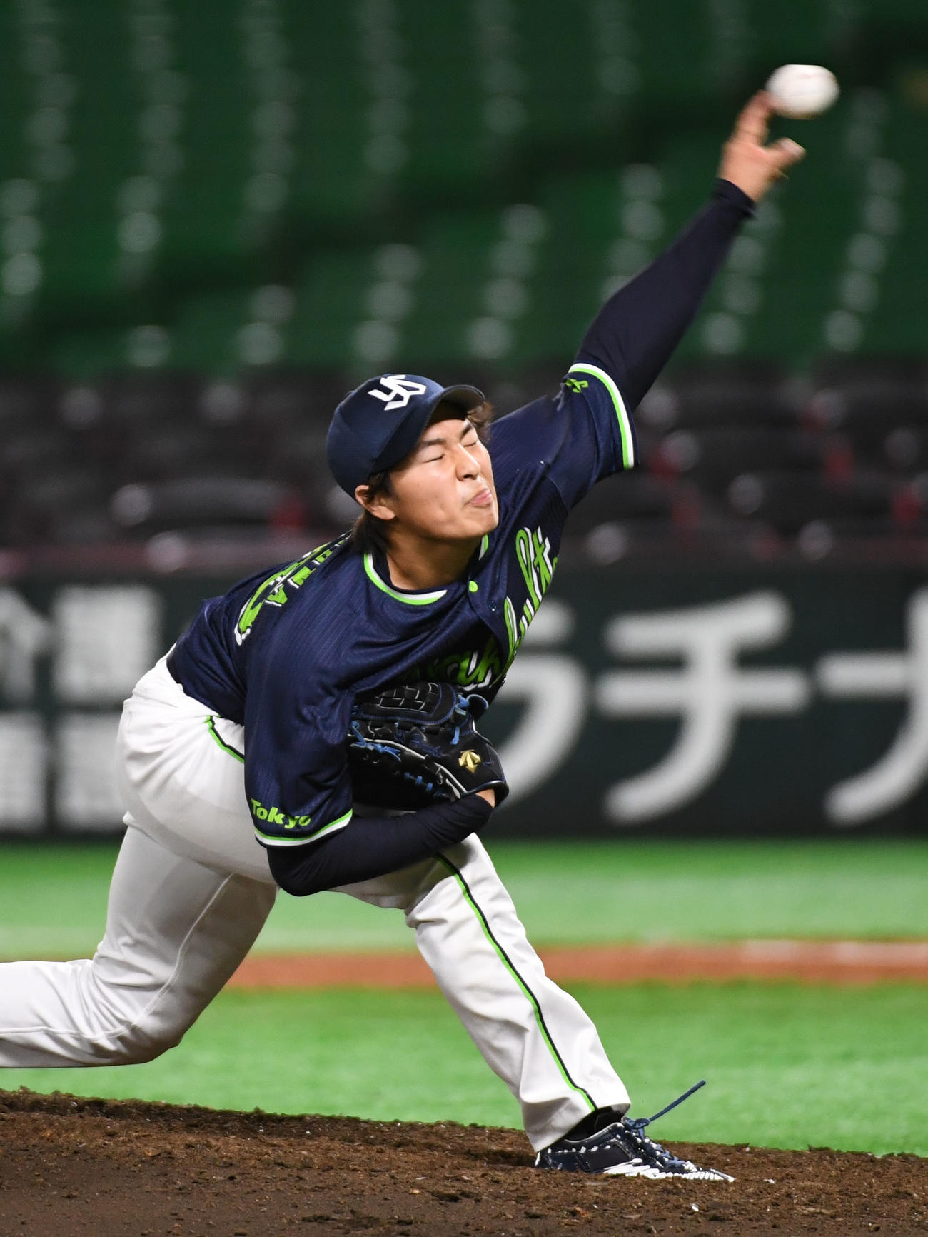 ソフトバンク対ヤクルト　8回、1イニングを無失点に抑える長谷川（撮影・今浪浩三）