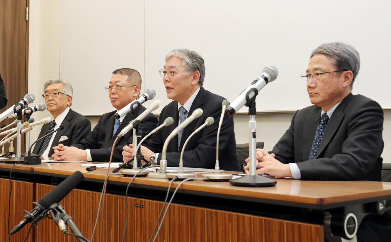 「第1回新型コロナウィルス対策連絡会議」を終え会見で記者の質問に応じる賀来東北医科大教授兼東北大名誉教授（中央右）。左からNPB斉藤コミッショナー、三鴨愛知医科大大学院教授、1人おいて、舘田東邦大教授（撮影・垰建太）