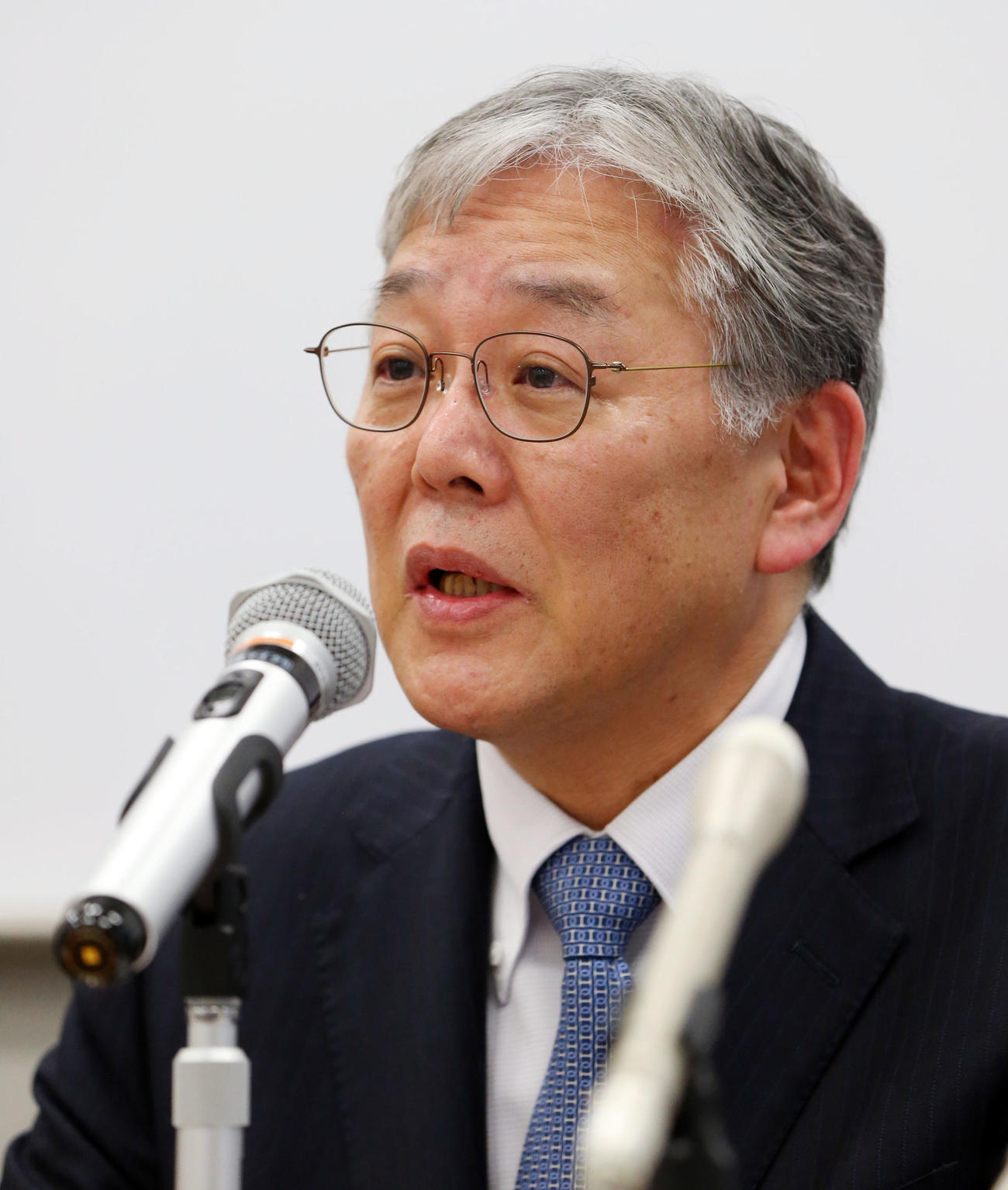 「第1回新型コロナウィルス対策連絡会議」を終え会見で記者の質問に答える賀来東北医科大教授兼東北大名誉教授（撮影・垰建太）
