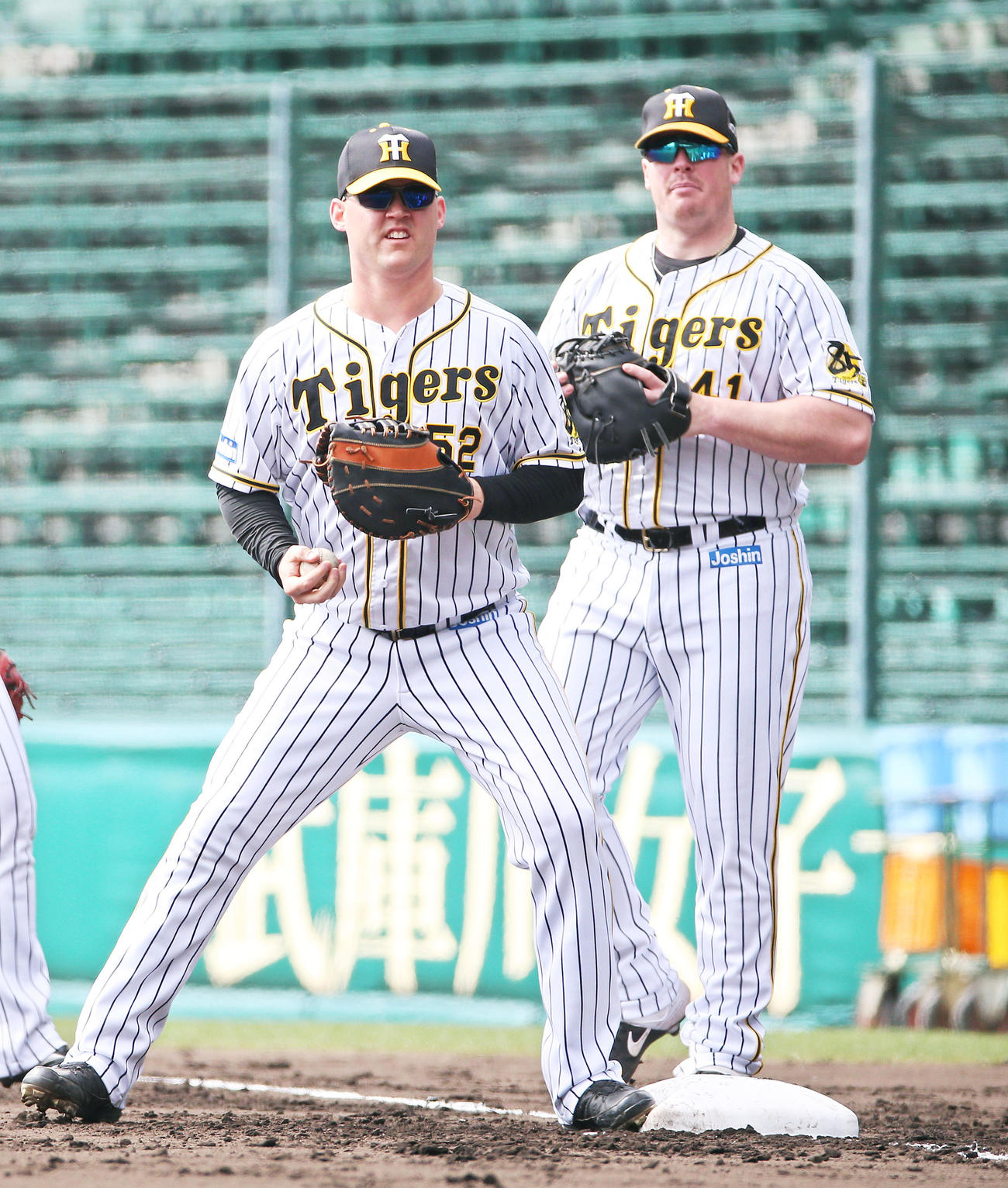 シートノックで一塁を守るサンズ（左）とボーア（撮影・上山淳一）
