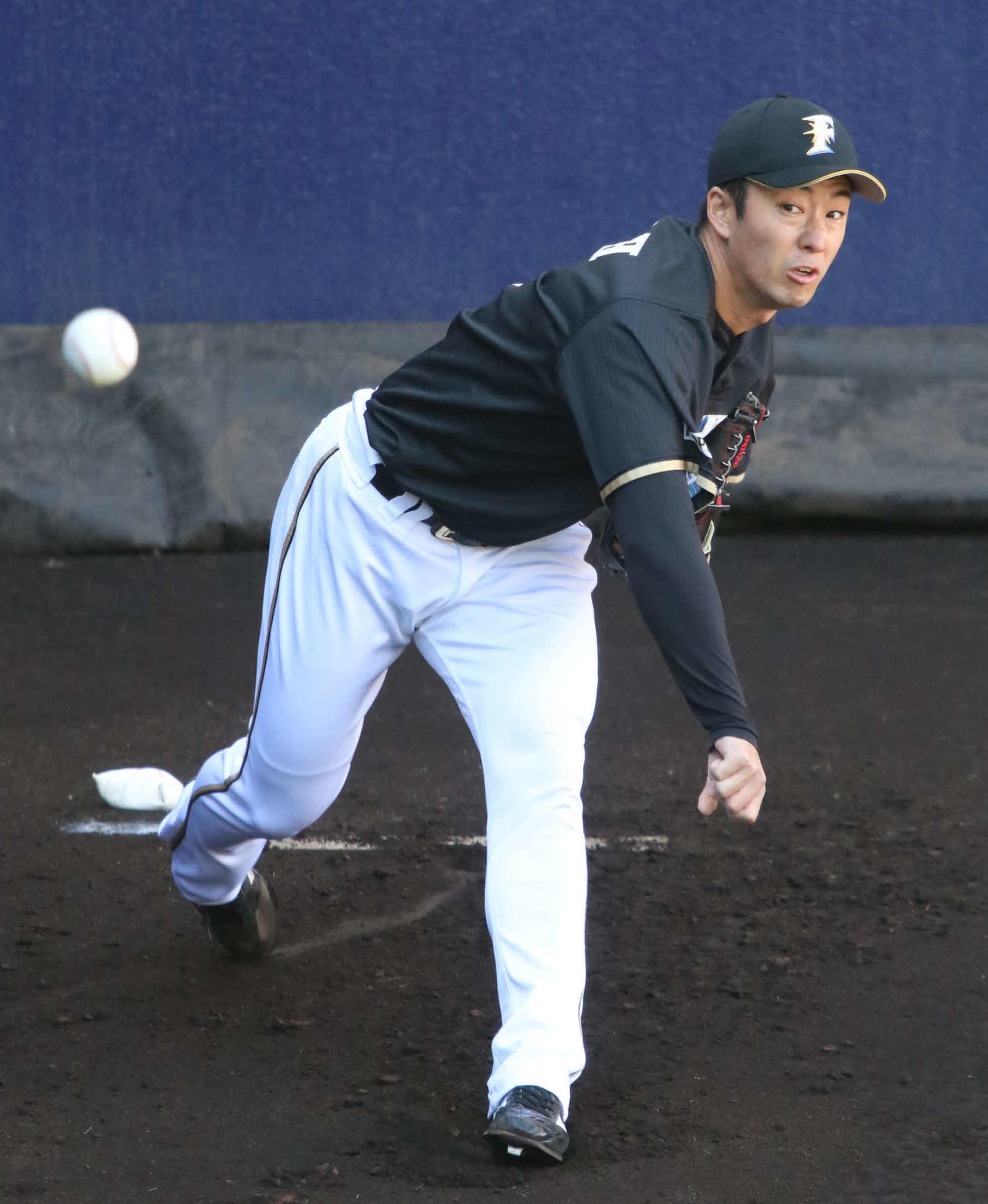 ブルペンで投球練習をする日本ハム斎藤（撮影・山崎純一）