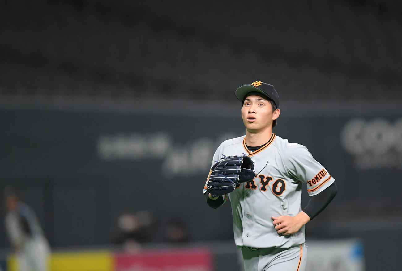 日本ハム対巨人　2回まで無失点に抑え、笑顔でベンチに引き揚げる巨人先発の高橋（撮影・加藤諒）