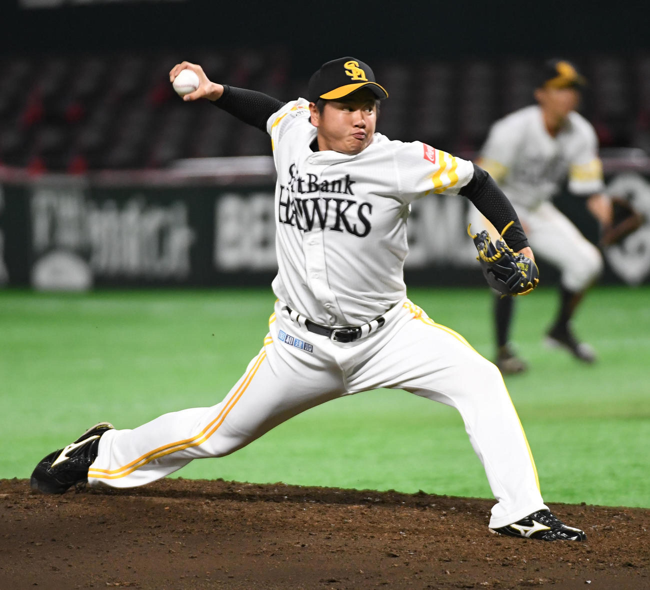 ソフトバンク対ヤクルト　4回途中から西浦を遊ゴロに仕留めた津森（撮影・今浪浩三）