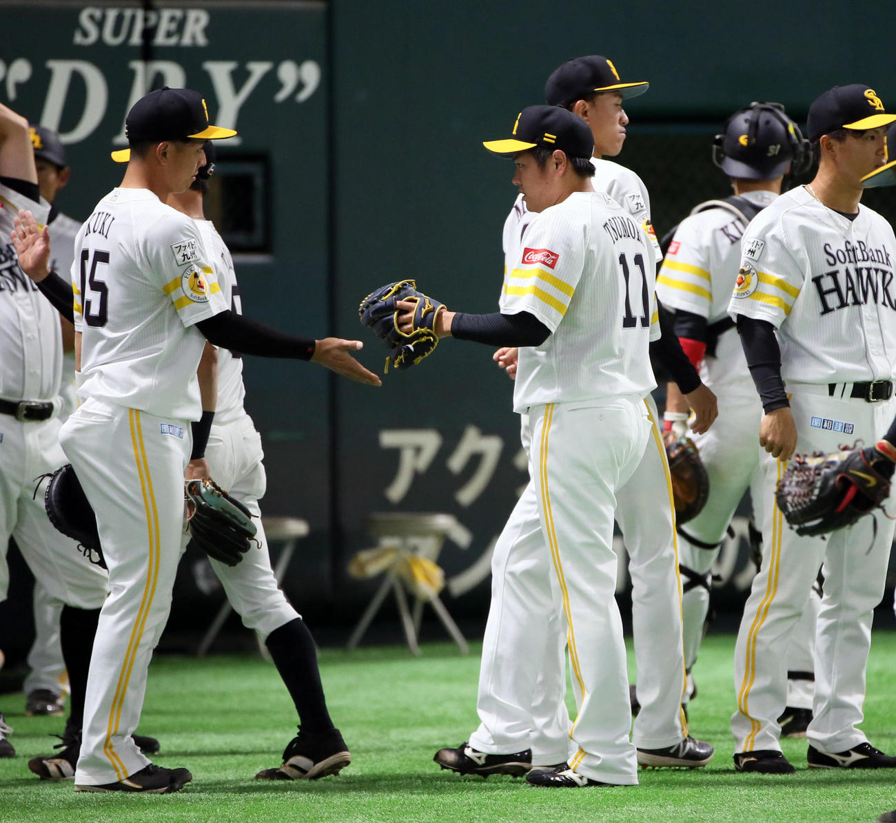 ソフトバンク対ヤクルト　4回、ピンチを抑えナインとタッチする津森（中央）（撮影・栗木一考）