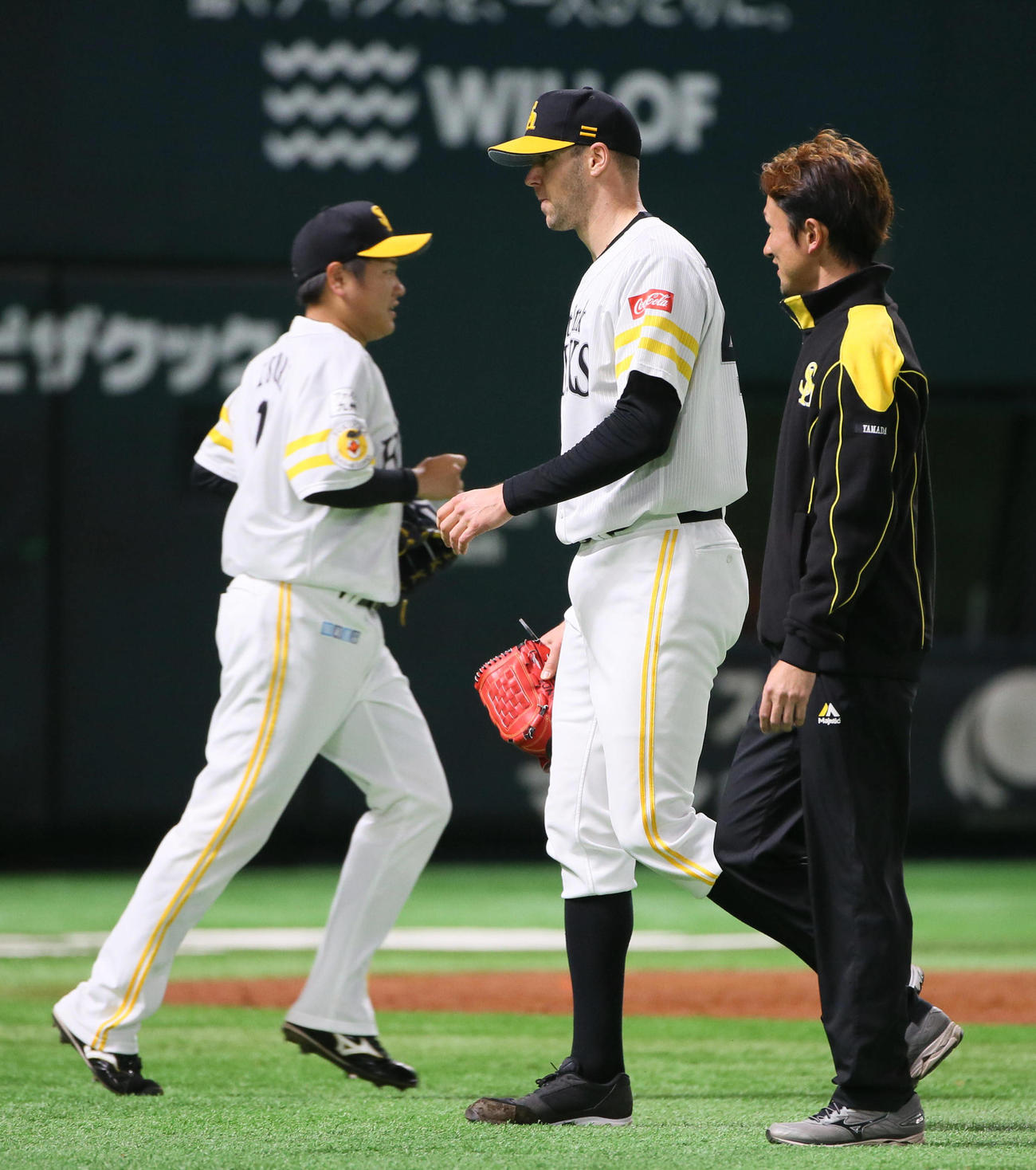 ソフトバンク対ヤクルト　4回途中1失点で降板するバンデンハーク（中央）（撮影・栗木一考）