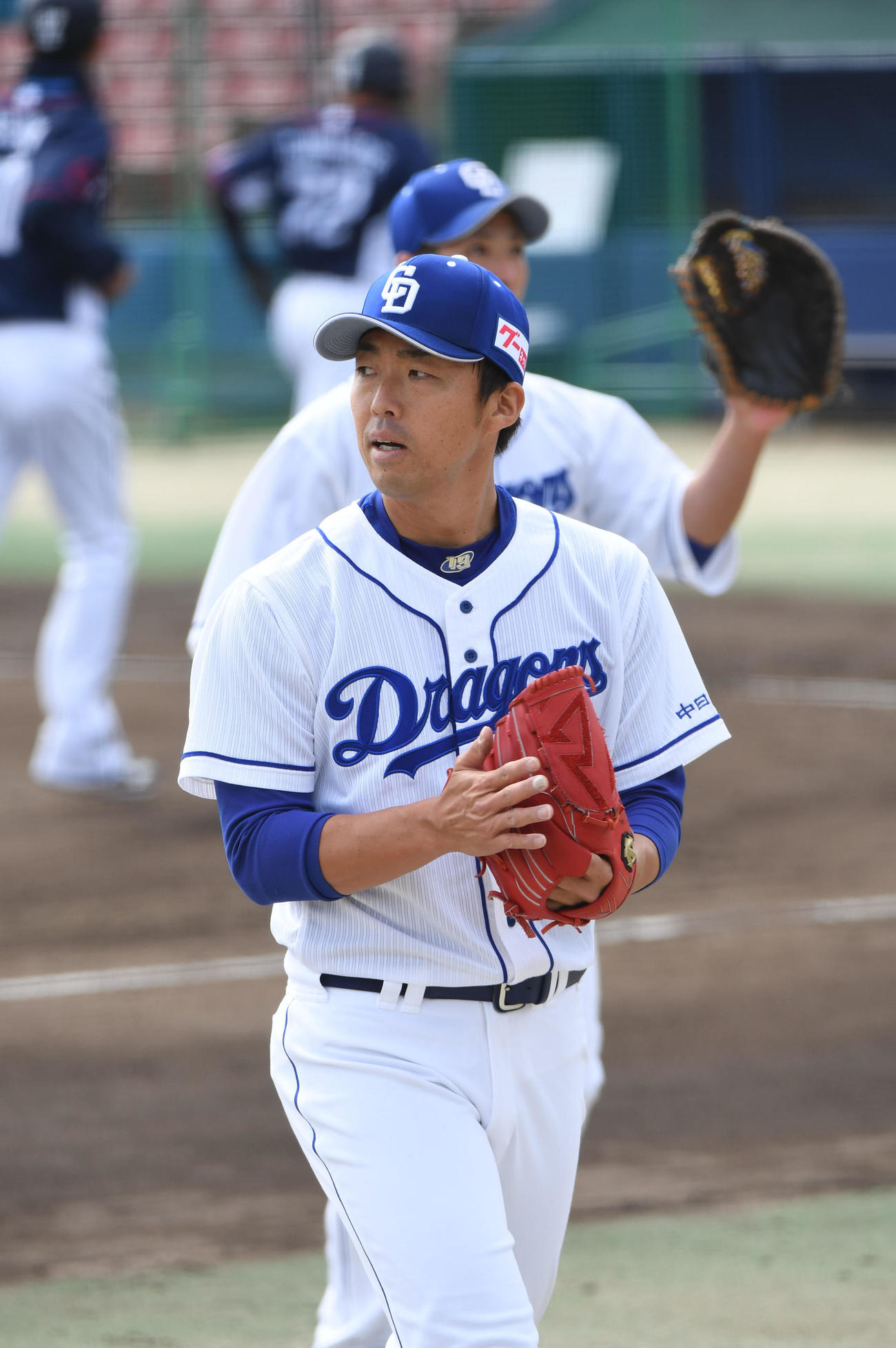 グラブを叩きながらベンチへ戻る吉見一起（撮影・森本幸一）