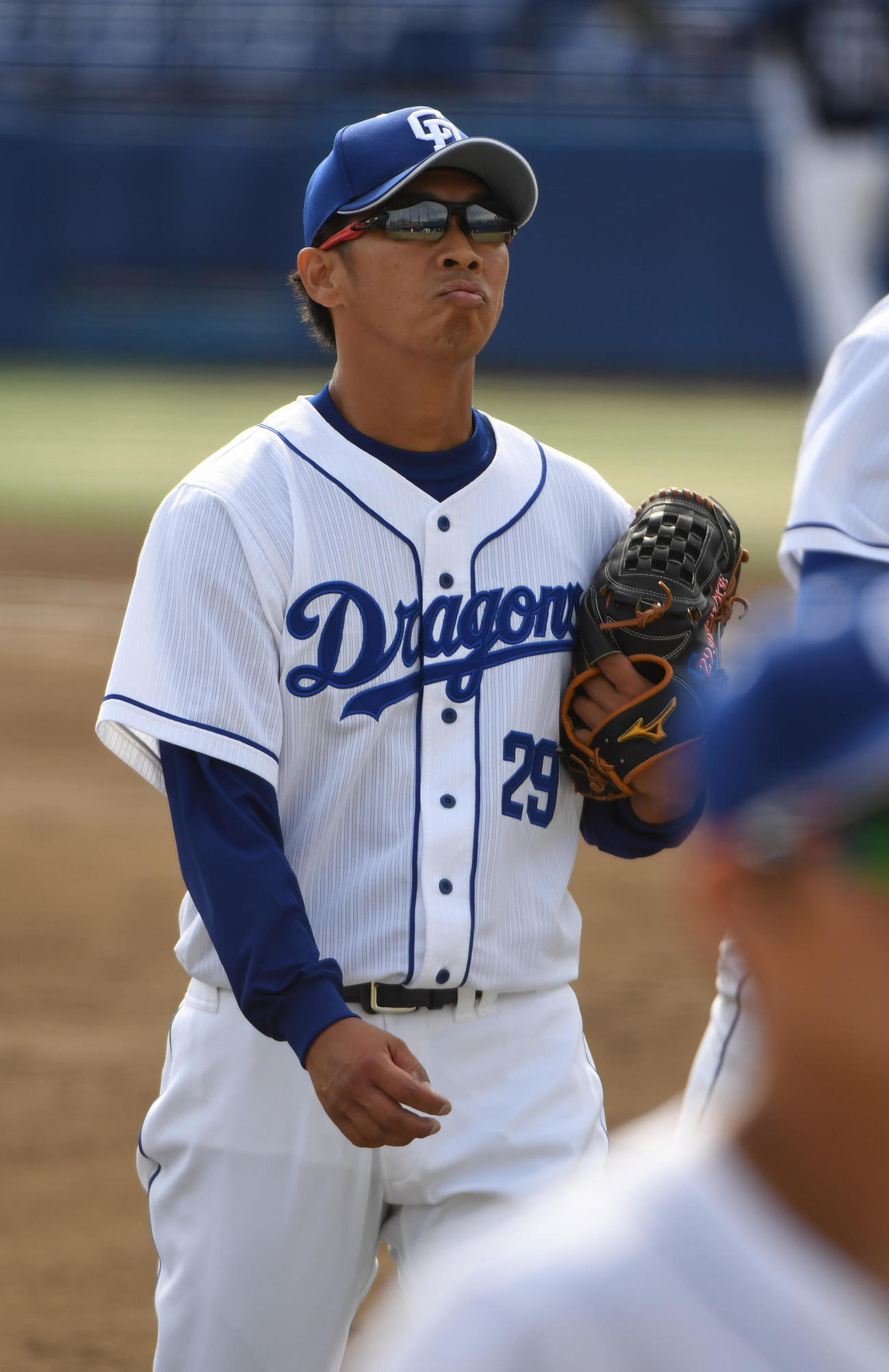 渋い表情でベンチへ戻る山井大介（撮影・森本幸一）