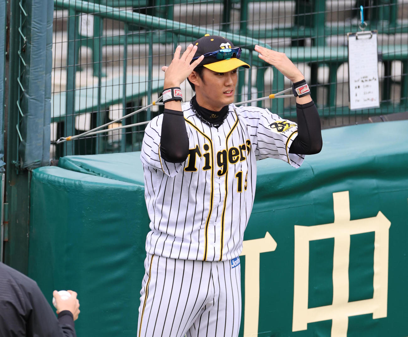 ゴムチューブでトレーニングする藤浪（撮影・清水貴仁）