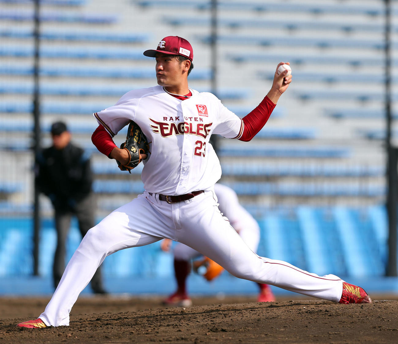 楽天対DeNA　2番手の楽天弓削（撮影・大野祥一）