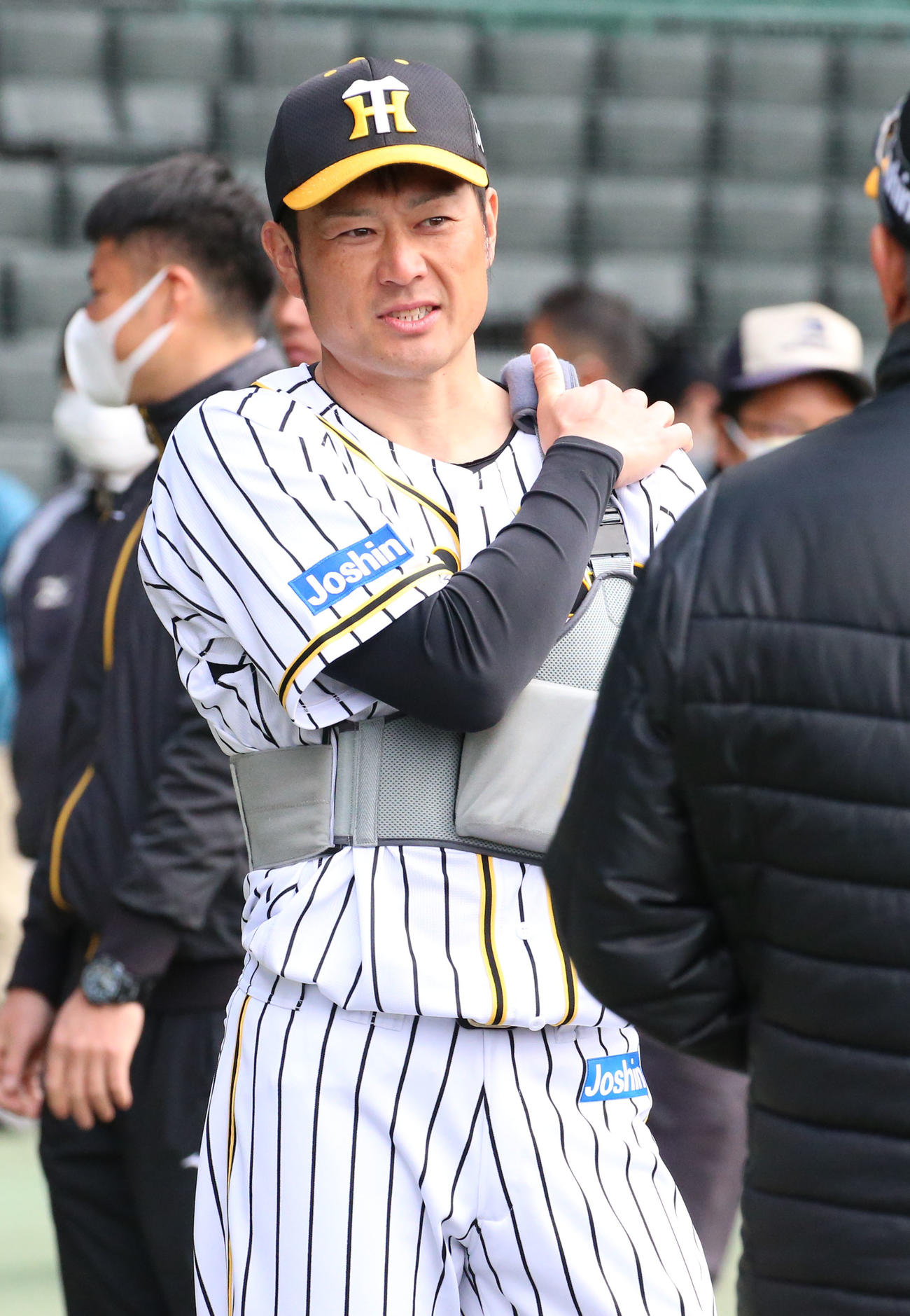 関係者と話す岡崎（撮影・上山淳一）