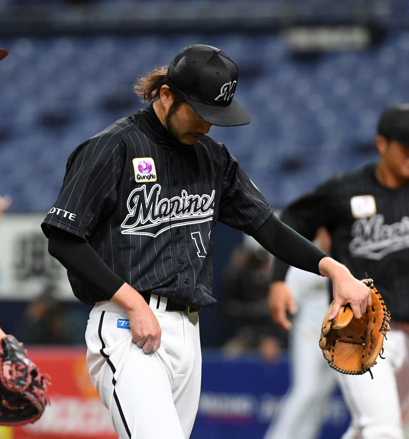 オリックス対ロッテ　4回、オリックスに4点目を奪われがっくりとベンチに戻る石川（撮影・前岡正明）