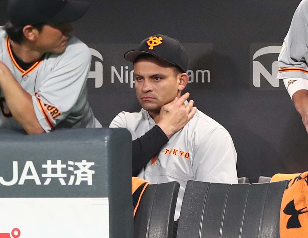 日本ハム対巨人　ベンチで試合を見つめるパーラ（撮影・黒川智章）