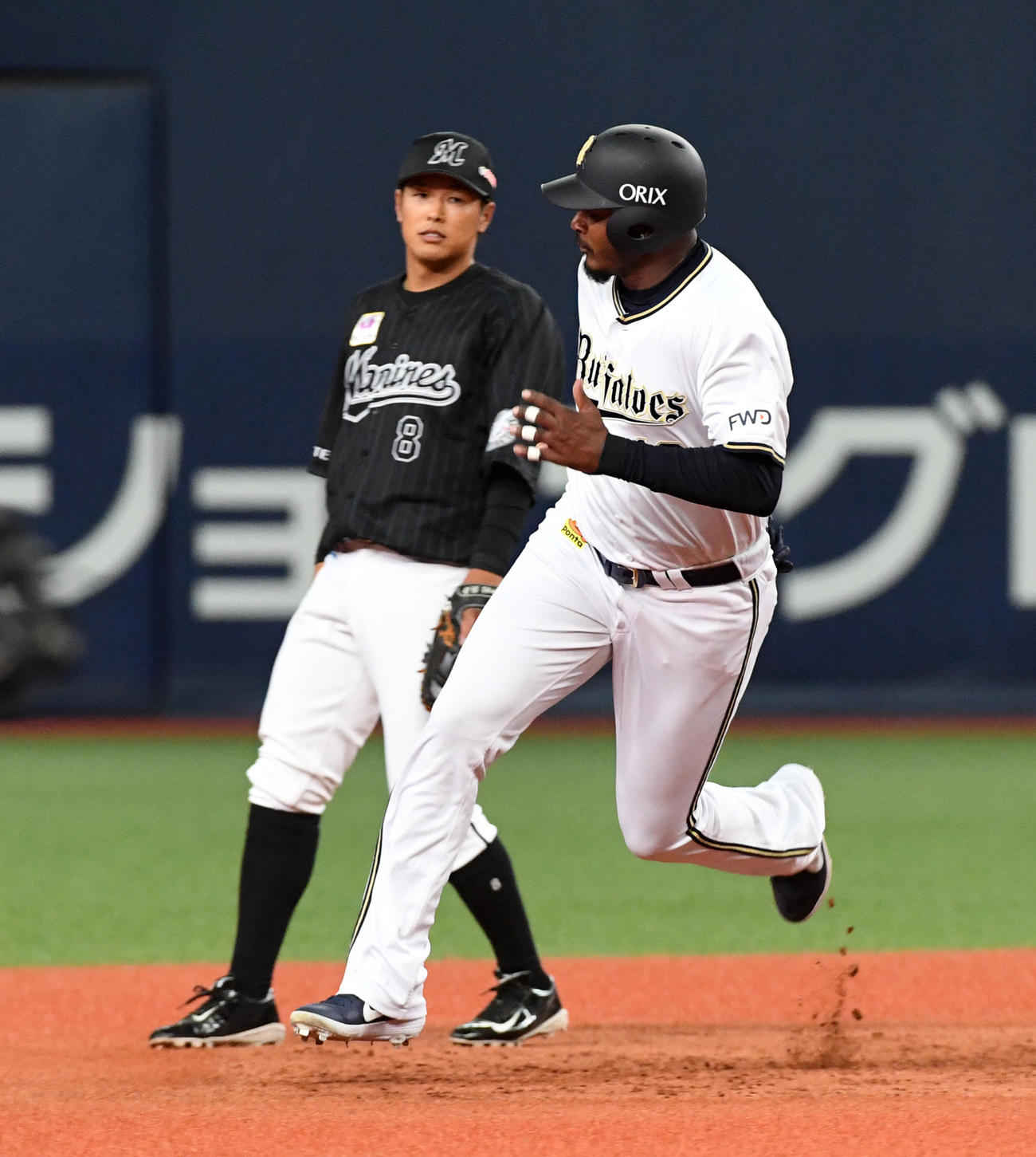 オリックス対ロッテ　4回裏オリックス2死一、三塁、T－岡田の遊適時内野安打で三塁に進むジョーンズ（撮影・前岡正明）