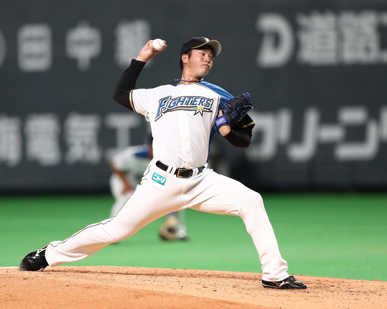 日本ハム対巨人　7回に登板の長谷川（撮影・黒川智章）