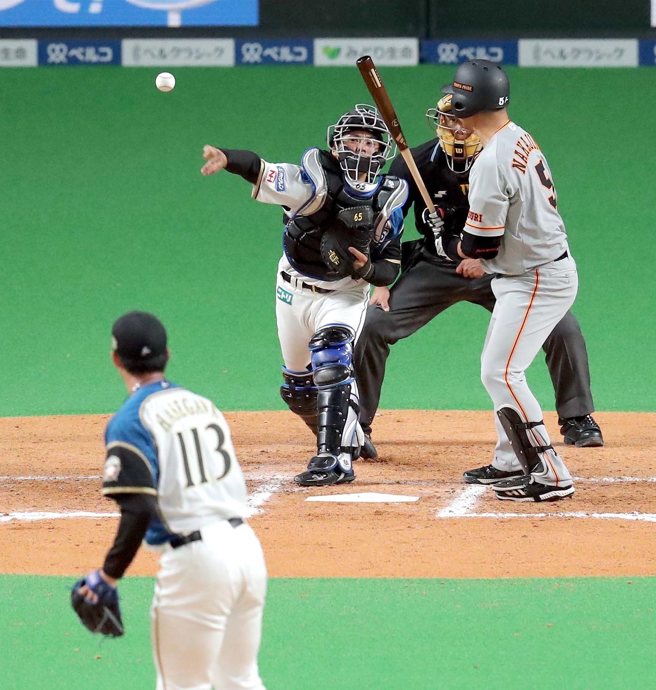 日本ハム対巨人　7回表巨人無死一塁、増田大の盗塁を阻止する日本ハム梅林（撮影・佐藤翔太）