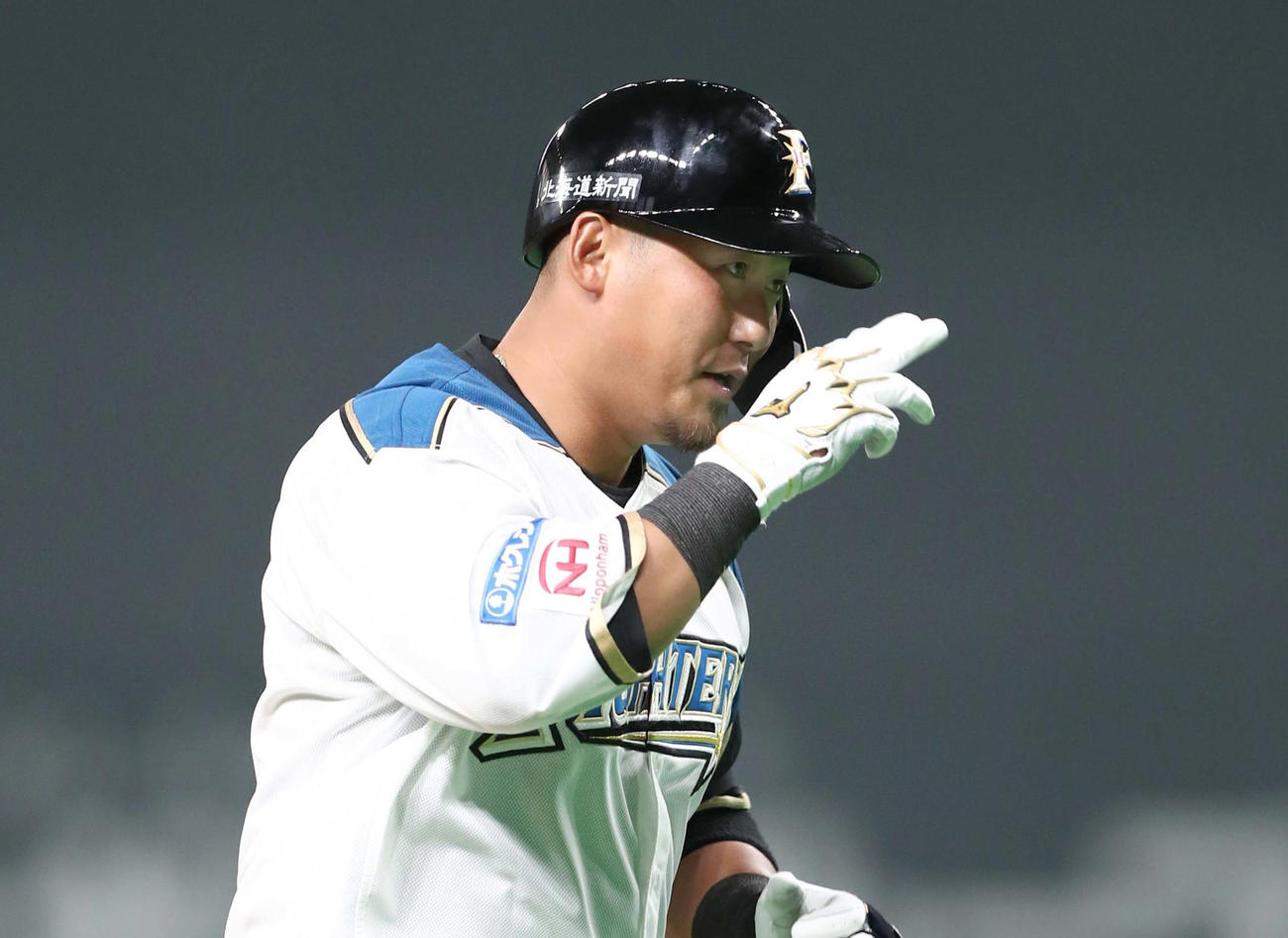 日本ハム対巨人　4回裏日本ハム2死、左越え本塁打を放ちポーズをとる中田（撮影・黒川智章）