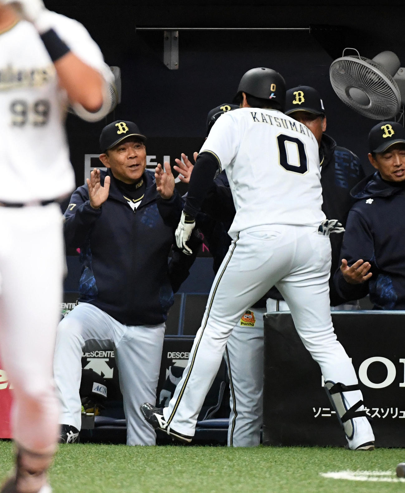 オリックス対ロッテ　8回裏オリックス1死、中越え本塁打を放った勝俣（右）を笑顔で迎える西村監督（撮影・前岡正明）