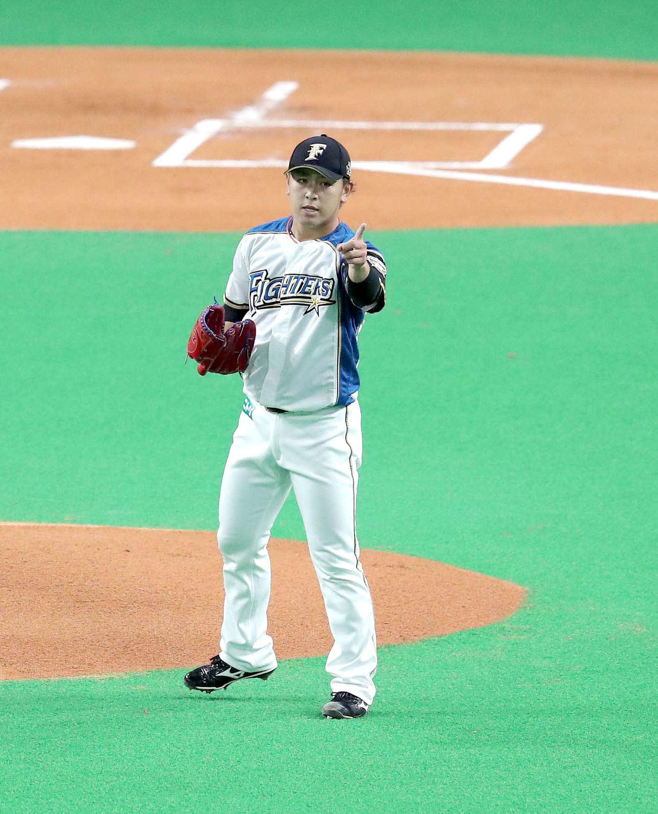 日本ハム対巨人　1回表巨人無死、吉川尚を遊ゴロに仕留めナインを指さす日本ハム河野（撮影・佐藤翔太）