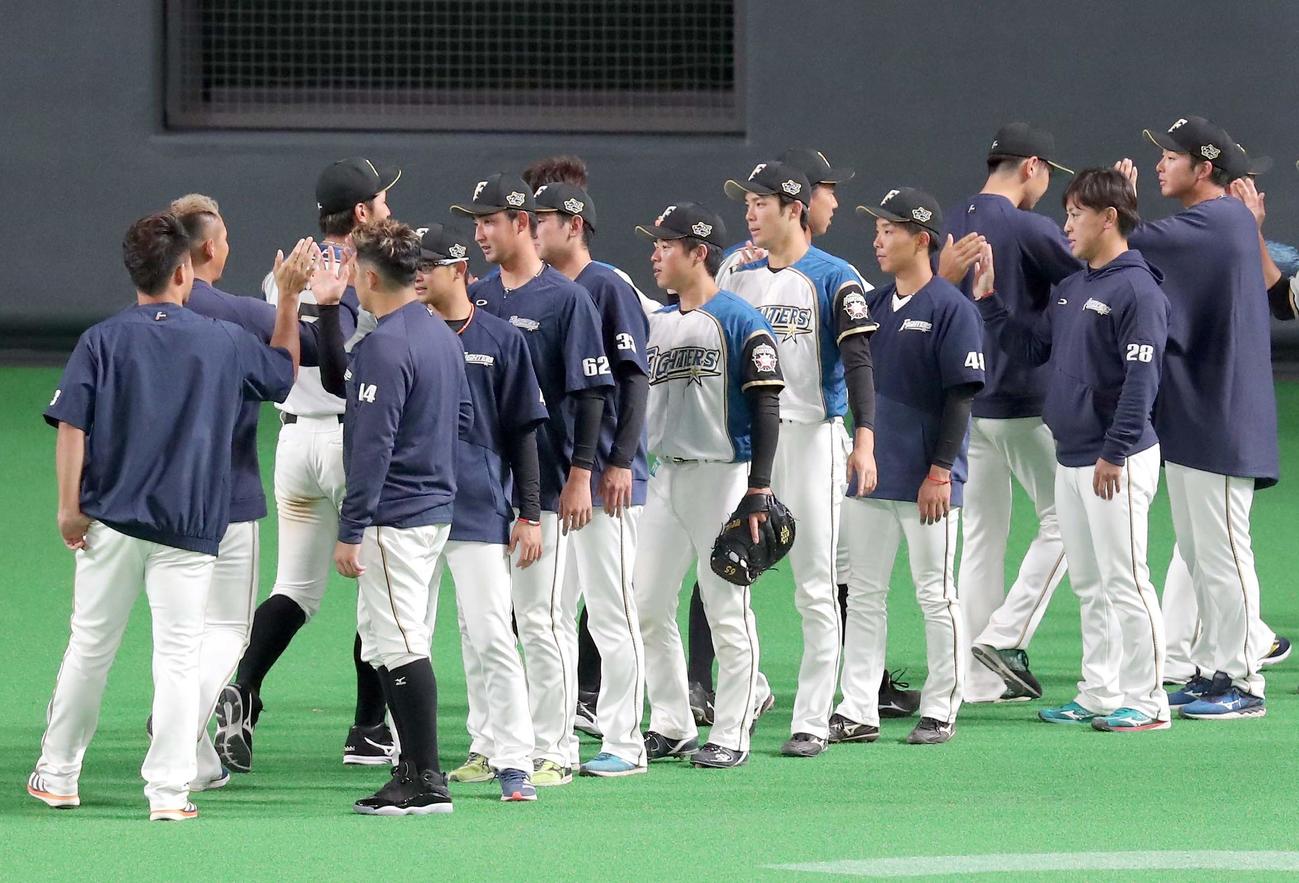 日本ハム対巨人　試合終了後、日本ハムナインを出迎える河野（右から2人目）（撮影・佐藤翔太）